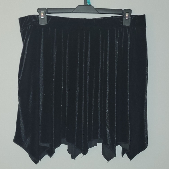 HOT TOPIC Batwing Hem Black Velvet Skirt - Picture 3 of 11